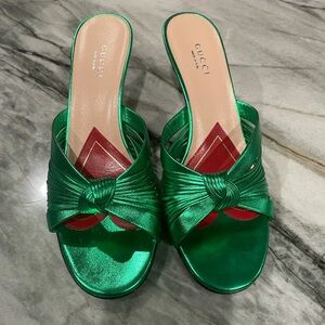 GUCCI knotted Metallic-leather Mules In Green
